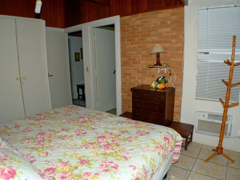 0041.00 -- Casa Condomínio Sapê - 5 Dormitórios -Com Ar 20 P